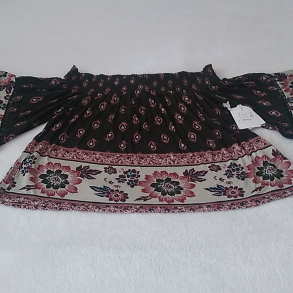 Coco + Jaimeson Off the Shoulder Top - Picture 2 of 8